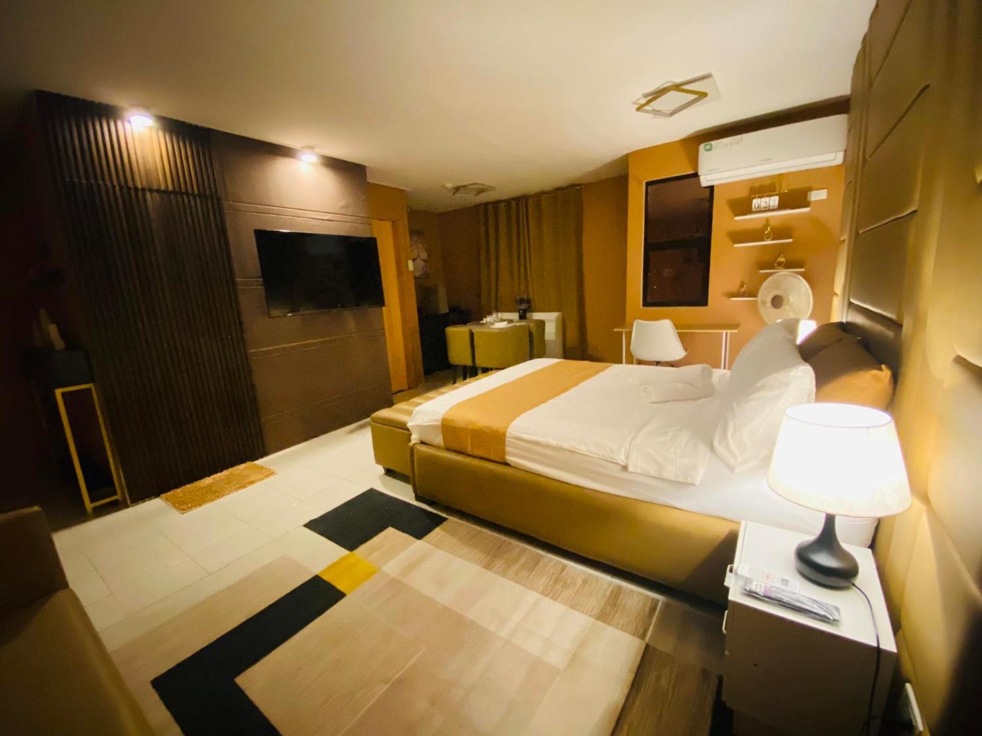 The Barracks Staycation サンタローザ エクステリア 写真